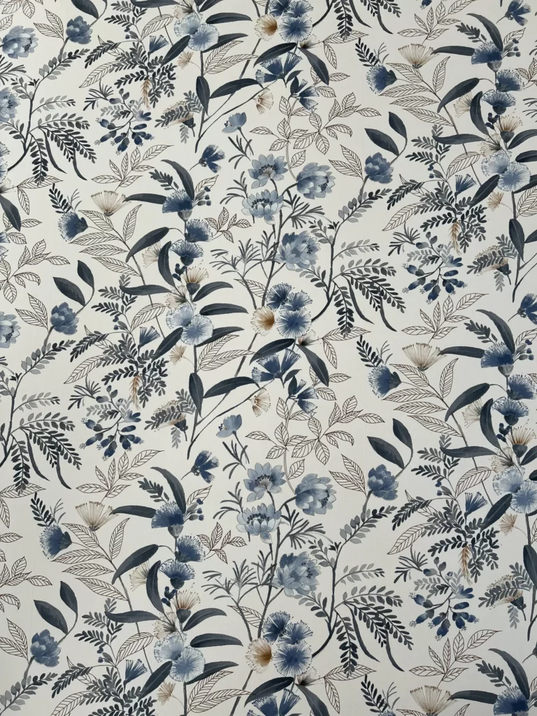 Motif imprimé végétal avec fleurs bleues et feuillage élégant.